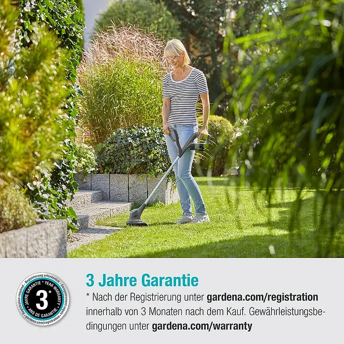 Gardena Power for All 18V Akku-Rasentrimmer - 18 V, 2 Ah, Li-Ionen, Ohne Akku, Schnittbreite Messer: 23 cm - Eine Frau benutzt einen GARDENA Akku-Rasentrimmer zur Rasenpflege, während sie von einer 3-Jahres-Garantie profitiert.