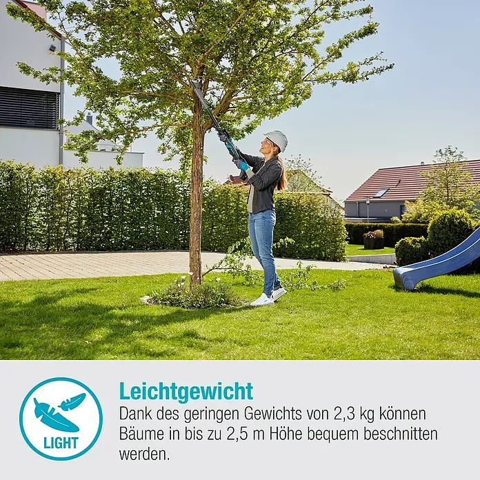 Gardena Power for All 18V Baumschere EasyCut - 18 V, 1 Akku, Max. Aststärke: 32 mm - Eine Frau beschneidet mit einer leichten Gartenschere einen Baum. Dank des geringen Gewichts ist das Beschneiden einfach.