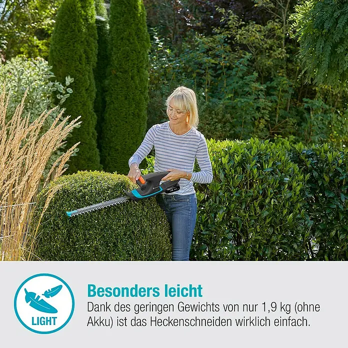 Gardena Power for All 18V Akku-Heckenschere EasyCut - 18 V, Li-Ionen, Ohne Akku - Frau schneidet Hecke mit der Gardena Akku-Heckenschere, die mit geringem Gewicht für einfaches Arbeiten wirbt.