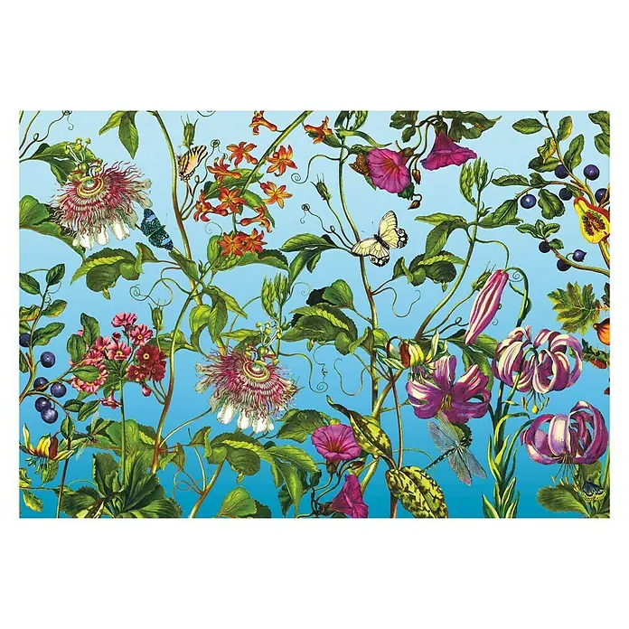 Komar Into Illusions Fototapete Jardin - 4 -tlg., B x H: 368 x 248 cm, Vlies - Blüten Tapete mit üppigen Blumen, Schmetterlingen und einer Libelle vor einem sanften, hellblauen Hintergrund.