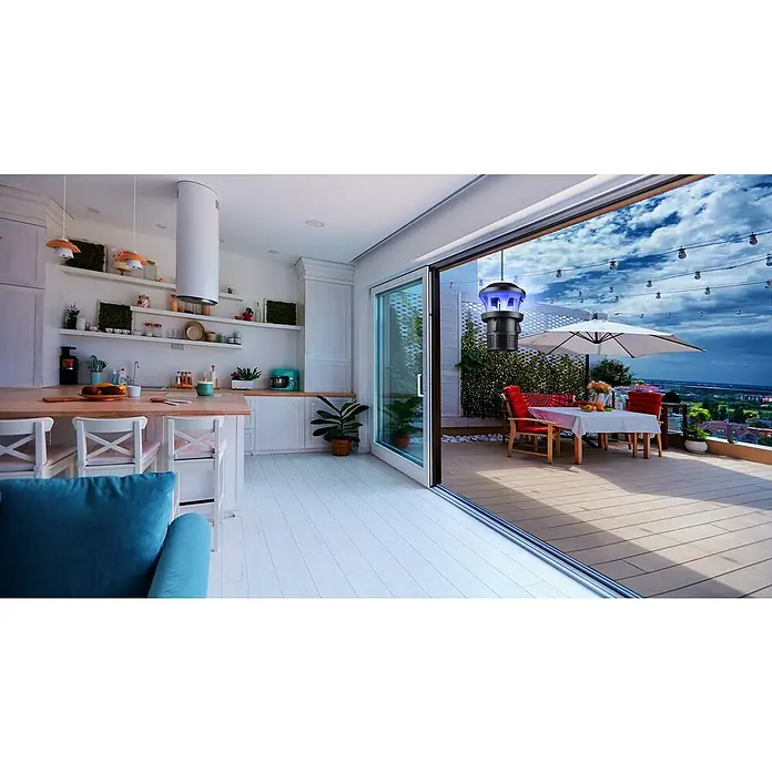 Farolillo antimosquitos LED para exterior - 7 W, Negro - Una elegante cocina se abre a un patio con un mata insectos colgante para mantener alejados a los mosquitos, ideal para disfrutar de tardes de verano.