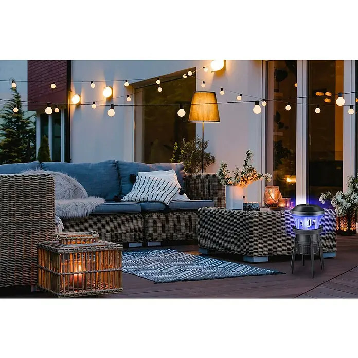 Farolillo antimosquitos LED para exterior - 7 W, Negro - Un patio idílico con una trampa para insectos eléctrica, luces de cadena y muebles acogedores.