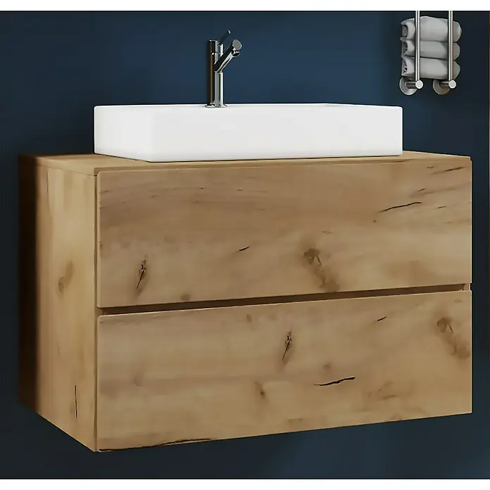 VCM Lendas Badmöbel-Set - 81 cm, Honig-Eiche - Holzwaschtisch mit weißem Aufsatzbecken und Armatur vor dunkelblauem Hintergrund für ein modernes Badezimmerdesign.