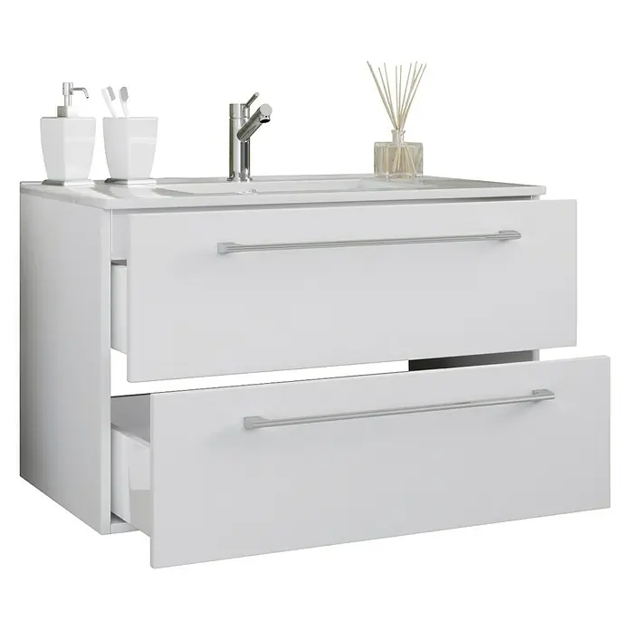 VCM Badinos Badmöbel-Set - 61 cm, Weiß, 2 -tlg. - Bild eines weißen Badezimmerschranks mit zwei Schubladen, Waschbecken, Armatur, Seifenspender und Duftstäbchen.
