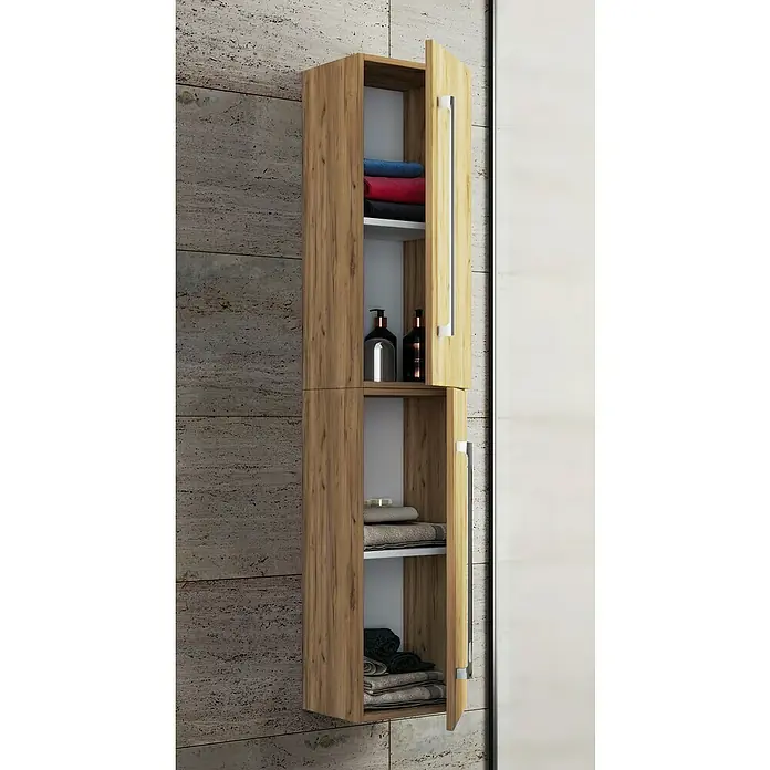 VCM Badinos Hochschrank - 33 x 22 x 150 cm, Honig-Eiche - Ein hochformatiger Badezimmerschrank mit Holzoptik, teilweise geöffnet, zeigt Handtücher und Pflegeprodukte im Inneren.