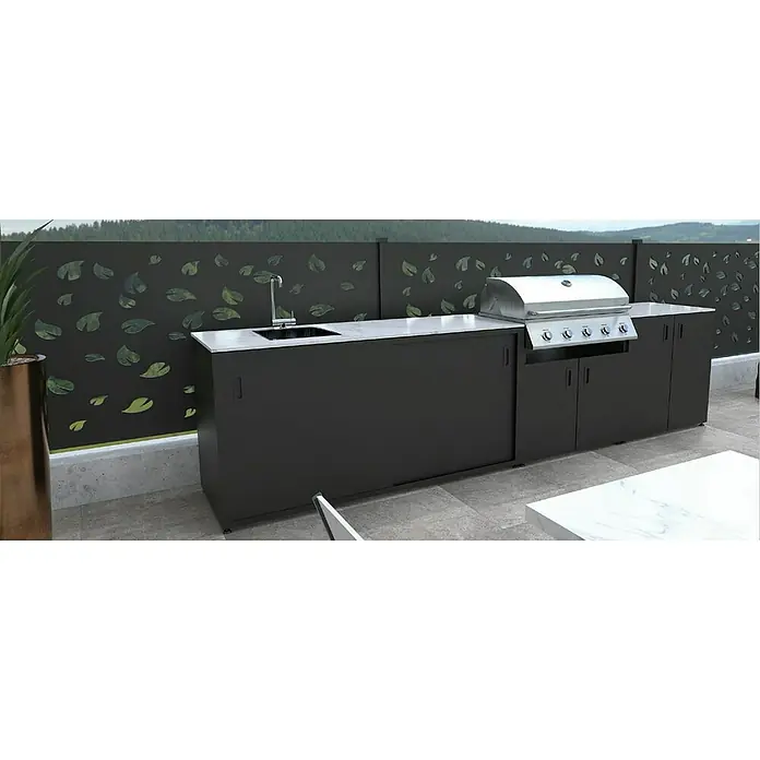 Bellano Living Outdoorküchen-Modul Basisschrank - Anthrazit, B x T x H: 90 x 63,4 x 93,5 cm - Eine moderne Outdoor-Küche mit Grill, Spüle und Arbeitsfläche vor einem dekorativen Zaun mit Blattmuster.