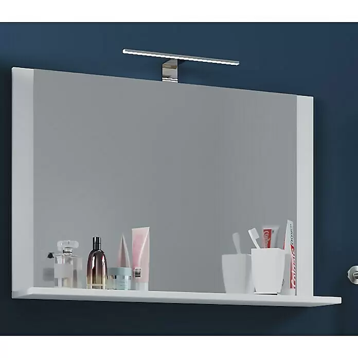 VCM Lendas Ablagespiegel - 60 x 17 x 55 cm, Weiß - Weißer Badspiegelschrank mit integrierter LED-Beleuchtung und Ablagefach an einer dunkelblauen Wand.