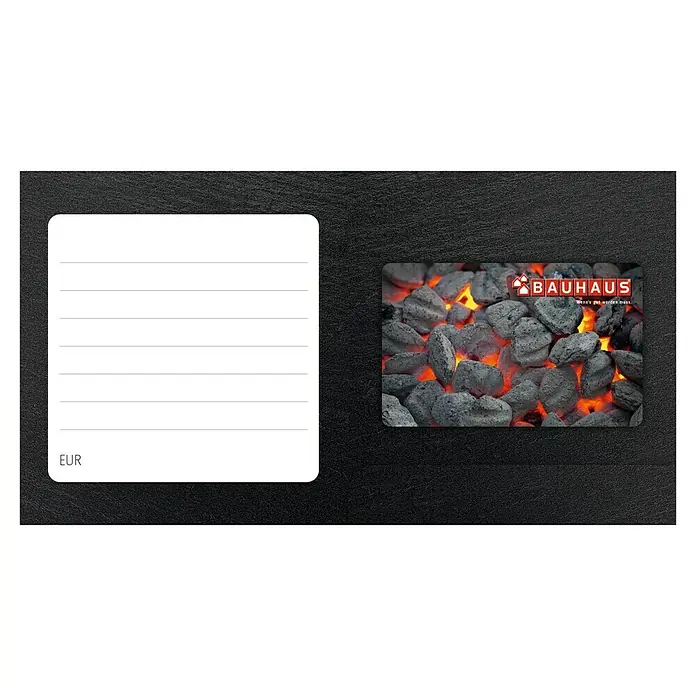 Gutscheinkarte - Per Postversand, Individueller Betrag, Grillkohle - Nahaufnahme einer Geschenkkarte von Bauhaus mit Kohle und einem Notizblock, ideal für Heimwerker und Grillfreunde.