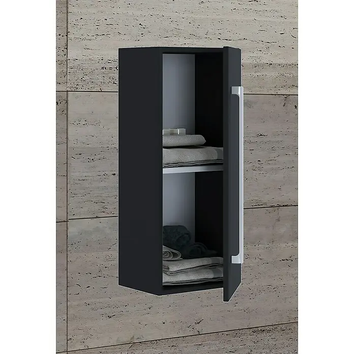 VCM Badinos Hängeschrank - 33 x 22 x 75 cm, Schwarz - Ein offener, dunkler Badezimmerschrank mit Handtüchern und einem Kerzenständer. Der Schrank hängt an einer beigen Wand.
