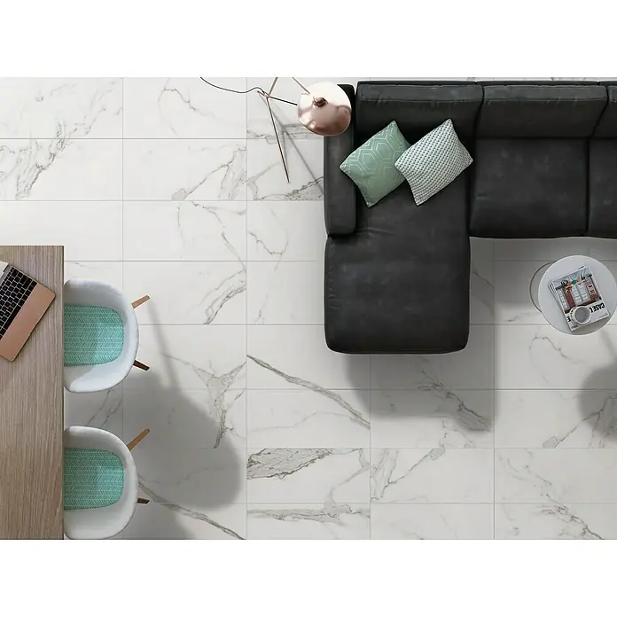 Pavimento porcelánico Palatina - 60 x 30 cm, Blanco Carrara, Brillante - Una vista aérea de una sala de estar moderna con elegantes baldosas de aspecto de mármol blanco que ofrecen un toque de elegancia.
