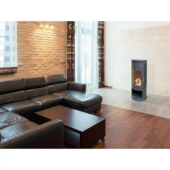 Purline Chimenea de bioetanol Bestfire - 46 x 46 x 112 cm, Negro - Una elegante sala de estar con una moderna estufa de leña que irradia calidez y elegancia. La estufa es un punto focal en la habitación.
