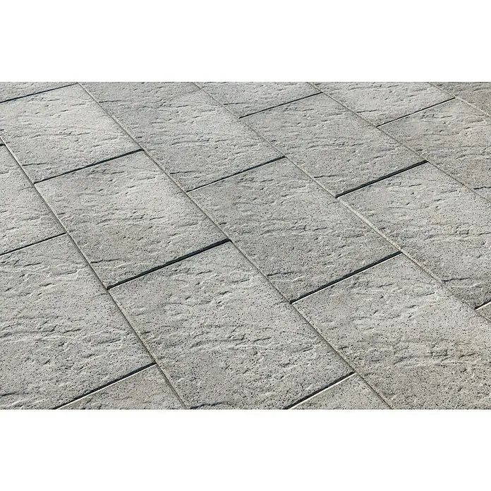 Diephaus Terrassenplatte Glandale - 60 x 40 x 4 cm, Quarz, Beton - Nahaufnahme von grauen Pflastersteinen, die ein geometrisches Muster bilden und eine robuste und moderne Oberfläche zeigen.
