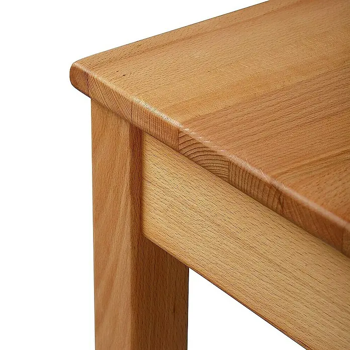 Krok Wood Couchtisch Tomas75 x 50 x 45 cm, Buche - Detailaufnahme einer hellen Holzplatte mit abgerundeten Kanten, die auf einem stabilen Holzbein ruht. Natürliche Maserung sichtbar.