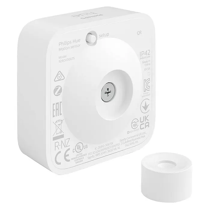 Philips Hue Bewegungsmelder - Weiß, L x B x H: 2 x 5,5 x 5,5 cm - Nahaufnahme eines Philips Hue Bewegungssensors, einem kompakten, intelligenten Gerät für die Hausautomation mit diversen Zertifizierungslogos.