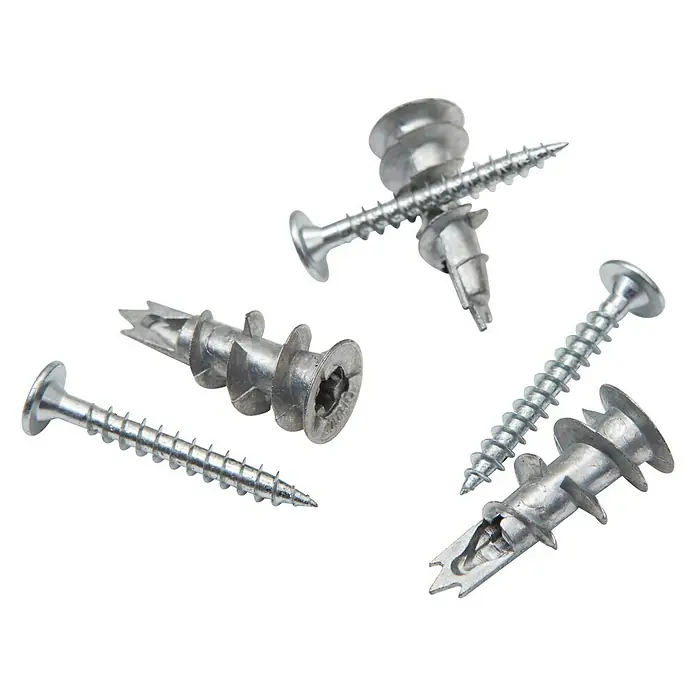 Knauf Gipsplatten Metalldübel - Länge Dübel: 37 mm, Länge Schraube: 35 mm - Nahaufnahme von einer Auswahl an selbstschneidenden Trockenbaudübeln mit Schrauben auf schwarzem Hintergrund.