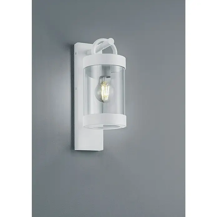 Trio Lighting Aplique exterior Sambesi - 28 W, L x An x Al: 12 x 12 x 33 cm, Blanco, E27 - Un primer plano de un aplique de pared blanco con una pantalla de vidrio transparente y una bombilla Edison, sobre un fondo gris.