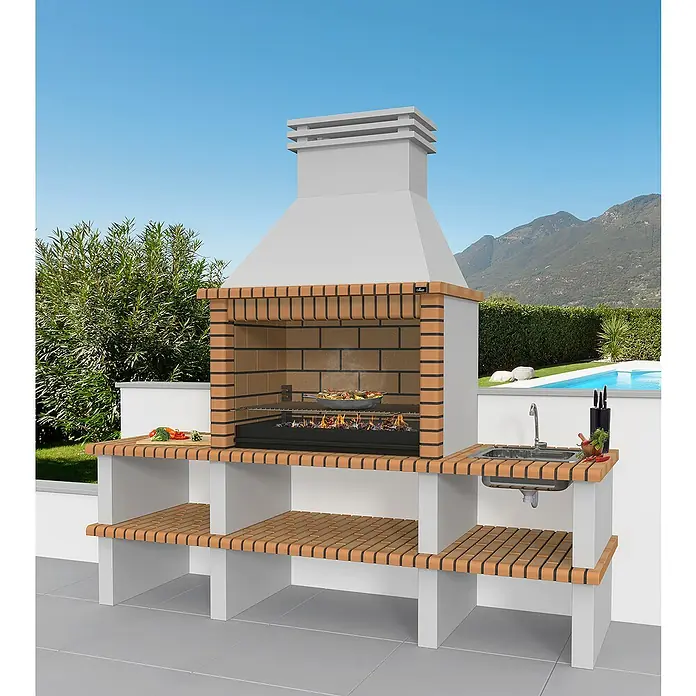 Collippo Nisa Barbacoa de obra con fregadero - An x Pr x Al: 259 x 80,5 x 260 cm, Superficie parrilla: 97 x 60 cm, Naranja - La imagen muestra una parrilla construida en ladrillo con fregadero, perfecta para comer al aire libre. Está hecha con ladrillos con una base blanca.