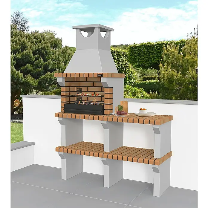 Collippo Vagos Barbacoa de obra con mesa lateral - An x Pr x Al: 136 x 47 x 196 cm, Superficie parrilla: 55 x 35 cm, Marrón - Imagen de una parrilla de jardín de ladrillo con estante de madera y comida en la parrilla. La parrilla está en una terraza frente a un seto verde.
