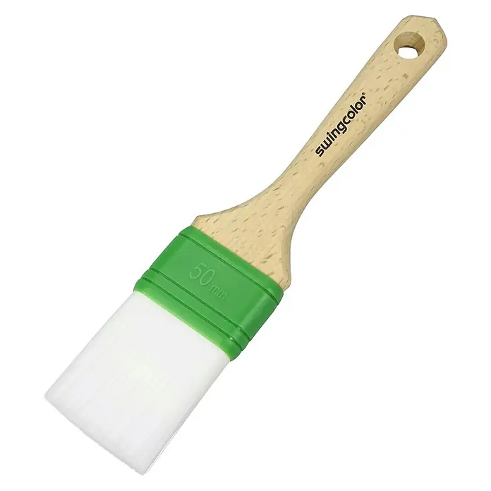 swingcolor Premium Abbeiz-Flachpinsel - Breite Borsten: 50 mm, Nylonfasern, Naturholz - Ein 50mm breiter Flachpinsel von Swingcolor mit einem Holzgriff und grüner Halterung für präzise Farbaufträge.