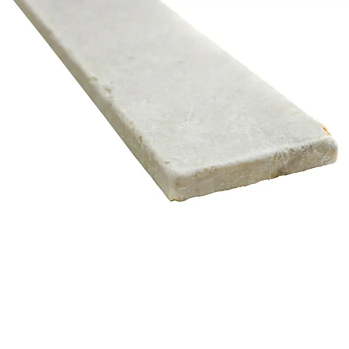 Sockelfliese Botticino SO 41470 - 7 x 40,6 cm, Beige, Matt - Detailaufnahme einer länglichen, rechteckigen weißen Marmorfliese mit leicht strukturierten Kanten und einer subtilen Maserung auf der Oberfläche.