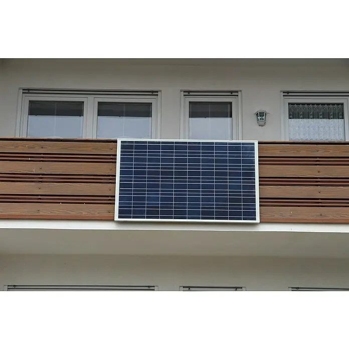 Sunset Balkonkraftwerk Sunpay 300 Plus - 0% MwSt. (gem. § 12 Abs. 3 UStG) - Monofazial, 300 W, L x B x H: 3,5 x 99,2 x 148 cm - Solarpanel an einer Hausfassade. Das Paneel ist blau und hat einen weißen Rahmen. Es befindet sich zwischen zwei Fenstern.