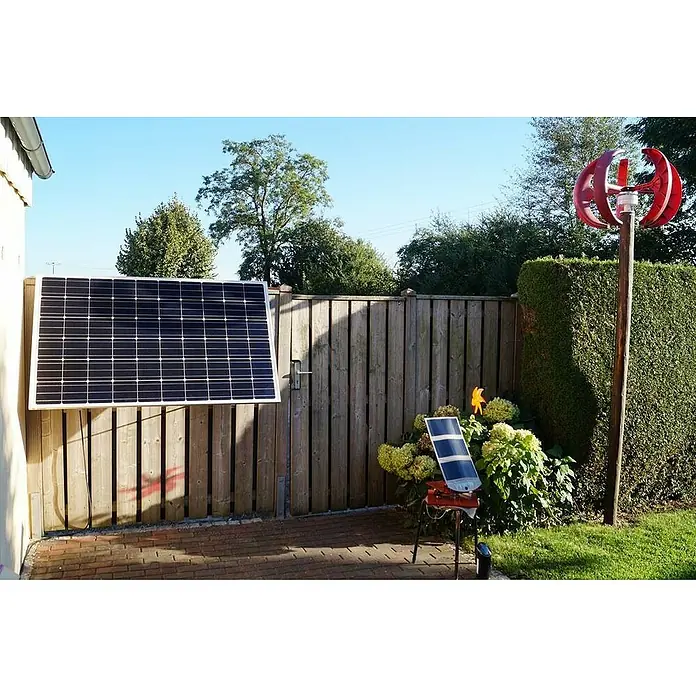 Sunset Balkonkraftwerk Sunpay 300 Plus - 0% MwSt. (gem. § 12 Abs. 3 UStG) - Monofazial, 300 W, L x B x H: 3,5 x 99,2 x 148 cm - Das Bild zeigt eine große Solarplatte an einem Zaun, eine kleinere Solarplatte auf einem Stuhl und eine rote Windturbine im Garten.