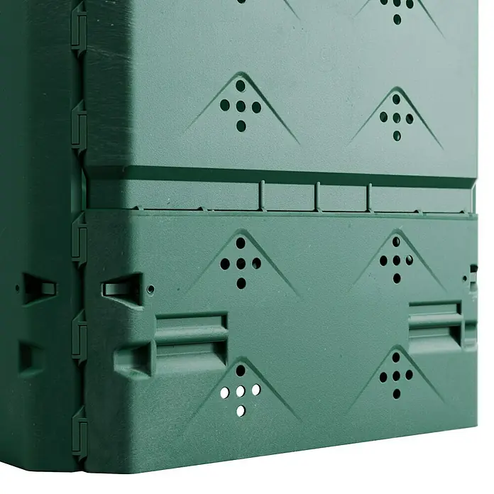Gardol Komposter Ökomax 6000 - 600 l, 77 x 77 x 100 cm - Nahaufnahme eines grünen Kompostbehälters mit Belüftungslöchern und modularem Design. Ideal für die Gartenabfallverwertung.