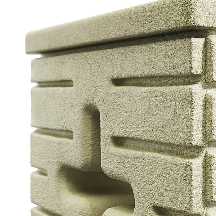 Arves Regenspeicher Maurano - 300 l, Sandsteinfarben, 1 Stk. - Nahaufnahme einer kunstvoll gefertigten Betonstruktur, die ein elegantes Design mit horizontalen Linien und geometrischen Formen zeigt.