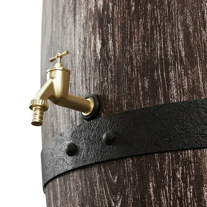 Arves Regenspeicher Barrique - 250 l, Dunkelbraun - Detailaufnahme eines Holzfasses mit einem goldenen Zapfhahn und einem schwarzen Metallband. Rustikales Design für Wein oder Whiskey.