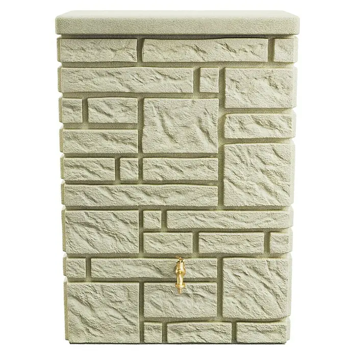 Arves Regenspeicher Maurano - 300 l, Sandsteinfarben, 1 Stk. - Nahaufnahme eines cremefarbenen Regentonnenkörpers mit Steinmauerwerk und einem goldenen Wasserhahn.