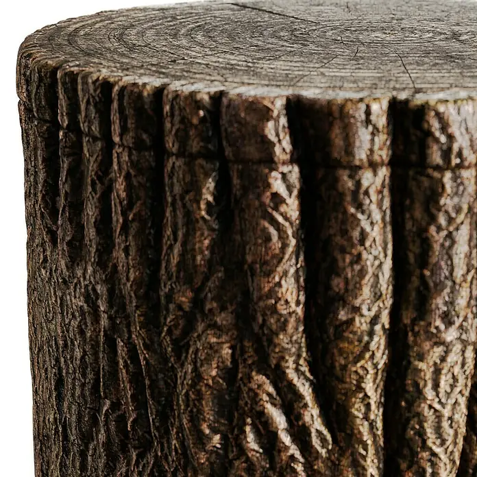 Arves Regenspeicher Evergreen - 475 l, Dunkelbraun, 1 Stk. - Nahaufnahme eines Baumstumpfhockers mit ausgeprägter Textur. Perfekt als rustikale Dekoration oder Beistelltisch.