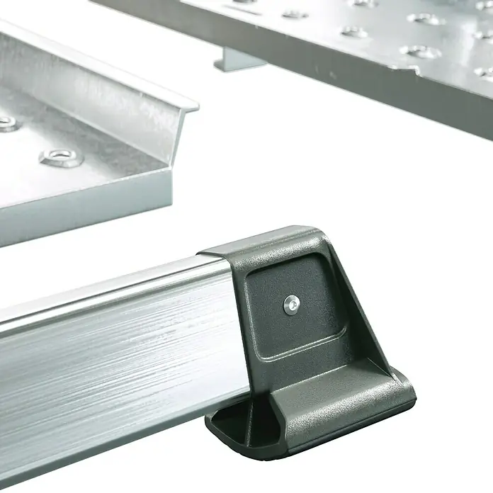 Mehrzweckleiter mit Plattform - Anzahl Tritte: 12 Stk., Arbeitshöhe: 4,3 m, Belastbarkeit: 150 kg, Aluminium - Nahaufnahme von Details des Dachgepäckträgersystems, das Robustheit und Funktionalität für den sicheren Transport von Ladung bietet.