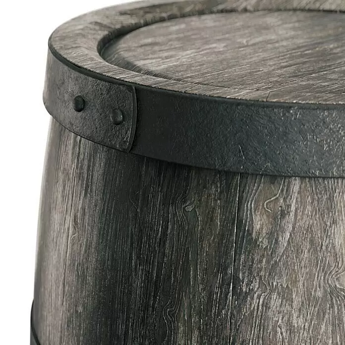 Arves Regenspeicher Burgund - 500 l, Dunkelbraun - Nahaufnahme eines rustikalen, dunklen Holzfasses mit strukturiertem Metallband und Nieten.
