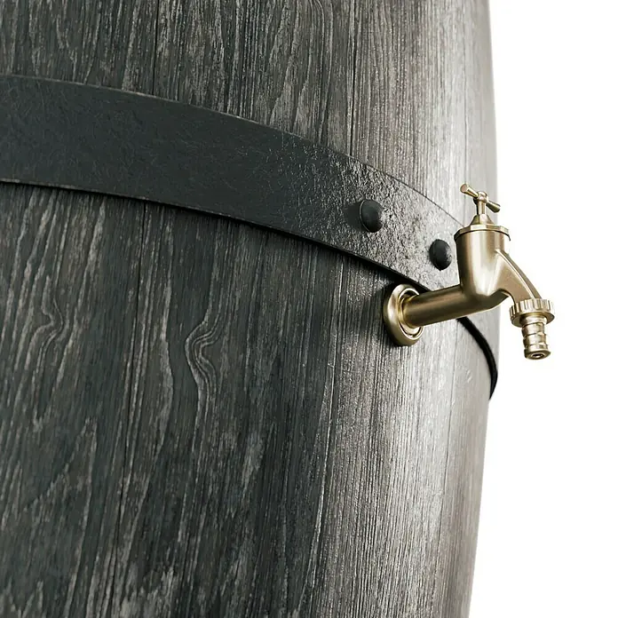Arves Regenspeicher Burgund - 500 l, Dunkelbraun - Detailaufnahme einer stilvollen Regentonne mit Messinghahn und rustikalem Holzdesign.
