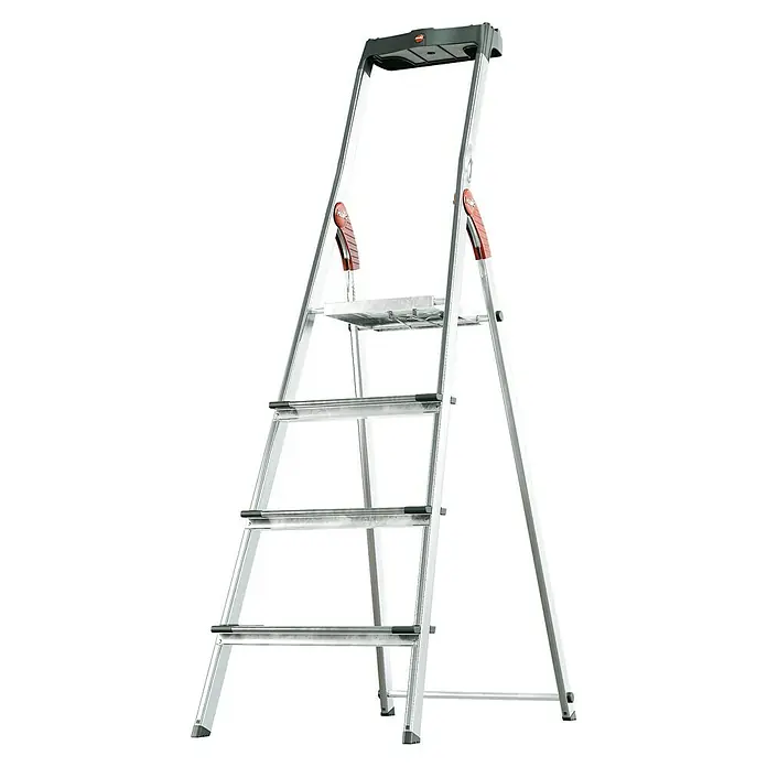 Hailo Escalera de tijera XXL - Número de peldaños: 4 ud., Altura de trabajo: 2,6 m, Carga soportada: 150 kg, Aluminio - Una escalera doméstica plateada con cuatro escalones y una plataforma, sobre un fondo negro.