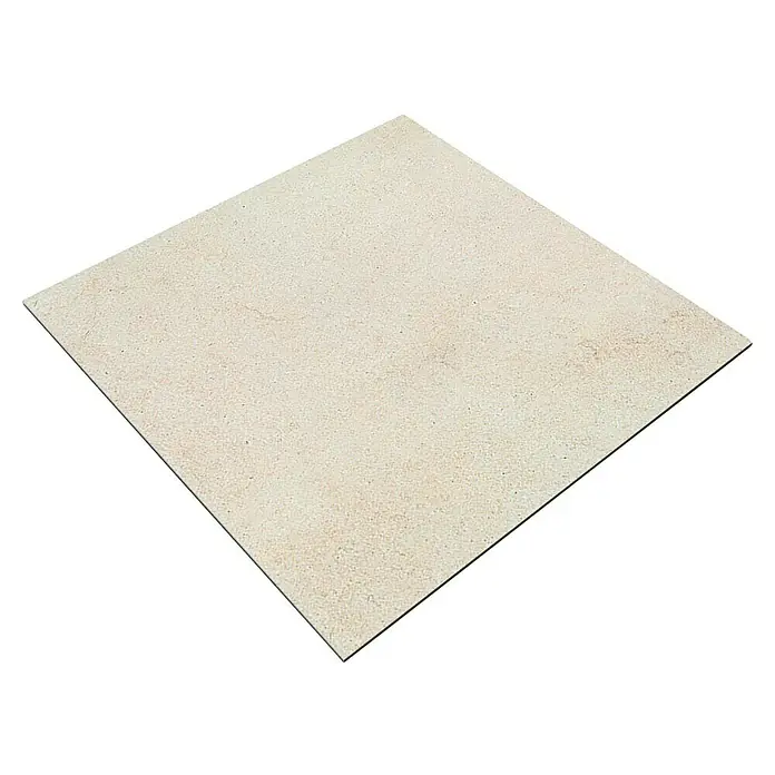 Marazzi Feinsteinzeugfliese Jerusalem Oase Avorio - 75 x 75 cm, Sandstein-Beige, Matt - Nahaufnahme einer einzelnen quadratischen Keramikfliese in einem sanften Beigeton vor einem schlichten schwarzen Hintergrund.