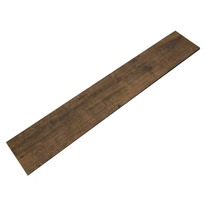 Harmonie by Palazzo Feinsteinzeugfliese - 15 x 90 cm, Zeder, Matt - Nahaufnahme eines einzelnen, länglichen Laminatbodenstücks mit dunkler Holzmaserung vor schwarzem Hintergrund.
