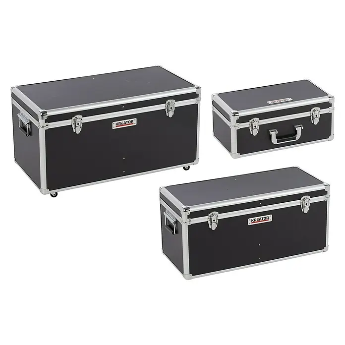 Kreator Juego de cajas de herramientas KRT640501B - 3 pzs., Ruedas, Con cerradura - Tres cajas de herramientas negras Kreator en diferentes tamaños, ideales para guardar y transportar herramientas, con bordes metálicos plateados.