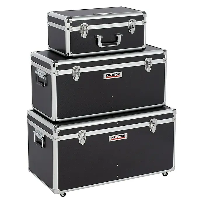 Kreator Juego de cajas de herramientas KRT640501B - 3 pzs., Ruedas, Con cerradura - La imagen muestra tres cajas de herramientas Kreator de diferentes tamaños apiladas una encima de la otra. Ideales para guardar herramientas.