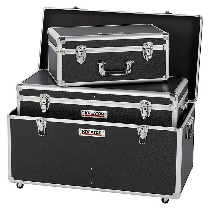 Kreator Juego de cajas de herramientas KRT640501B - 3 pzs., Ruedas, Con cerradura - La imagen muestra una combinación apilada de maletas de transporte Kreator, ideales para el transporte y almacenamiento seguro de herramientas.