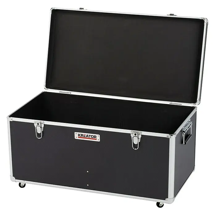 Kreator Juego de cajas de herramientas KRT640501B - 3 pzs., Ruedas, Con cerradura - Cofre de herramientas Kreator negro abierto con herrajes plateados y ruedas, ideal para guardar y transportar herramientas.