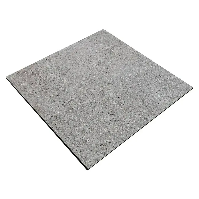 Marazzi Terrassenfliese Esterno 20T Gris Fleury - 60 x 60 x 2 cm, Grau, Matt - Nahaufnahme einer einzelnen quadratischen, grauen Keramikfliese mit subtiler Textur auf schwarzem Hintergrund.