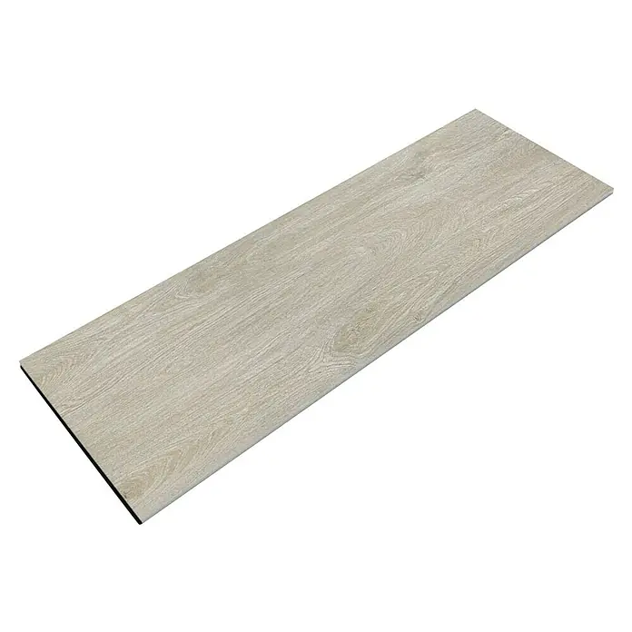 Marazzi Terrassenfliese Esterno 20T Woodliving Fumo - 40 x 120 x 2 cm, Beige, Matt - Ein einzelnes, längliches Vinylpaneel in einer hellen Holzoptik auf einem schwarzen Hintergrund, das die natürliche Maserung hervorhebt.