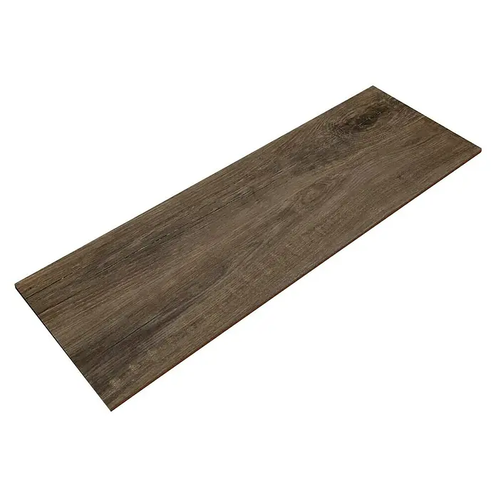 Marazzi Terrassenfliese Esterno 20T Trevermade - 40 x 120 x 2 cm, Zeder, Matt - Eine einzelne rechteckige Fliese mit Holzmaserung und dunkler Farbe, die eine natürliche und warme Ästhetik bietet. Perfekt für Bodenbeläge oder Wandverkleidungen.