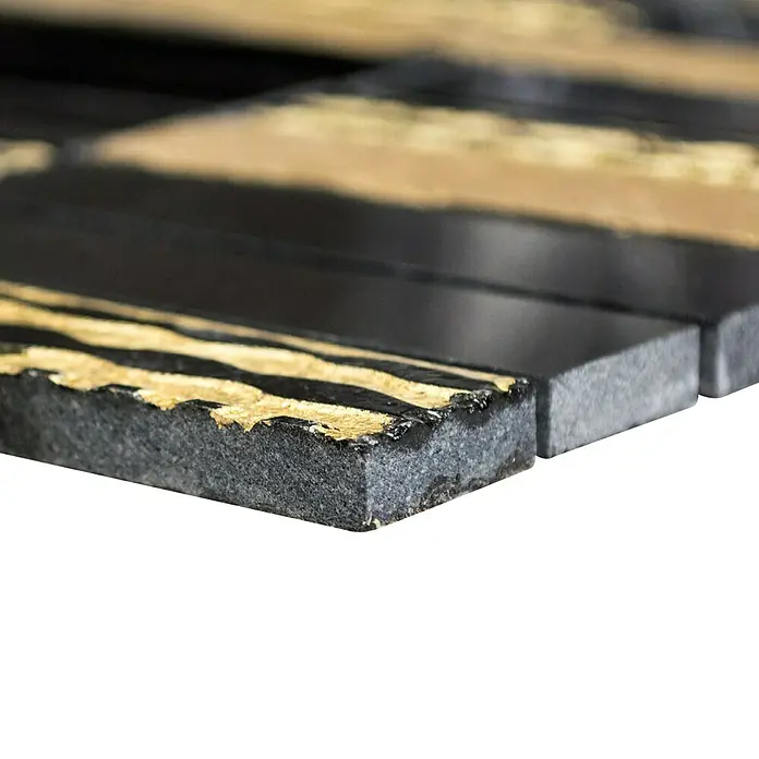 Mosaikfliese Rechteck Carving STN 79 - 30 x 30 cm, Schwarz/Gold, Matt - Nahaufnahme eines dekorativen Mosaiks aus schwarzen und goldenen Steinen, ideal für stilvolle Wand- und Bodengestaltungen.