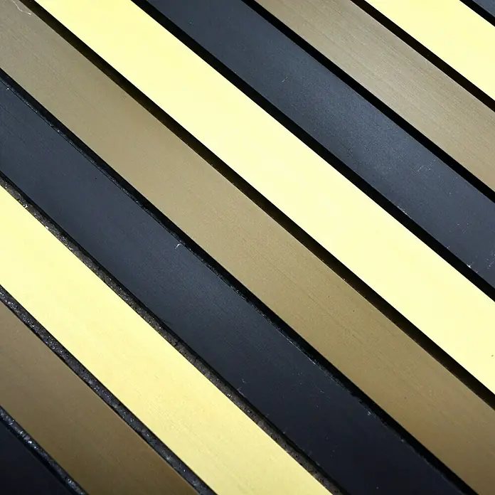 Mosaikfliese Stäbchen Mix ALF B301 - 30 x 30 cm, Schwarz/Gold, Matt - Nahaufnahme von gold- und dunkelgrau gestreiften Akustikplatten für eine stilvolle Raumgestaltung mit schalldämmenden Eigenschaften.