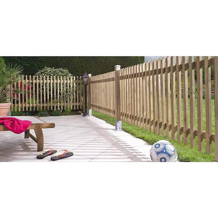Cerland Valla de madera Pikasso - Natural, An x Al: 1,8 x 0,8 m - Primer plano de un jardín con una valla de madera que proporciona privacidad y seguridad. La valla es de madera clara.