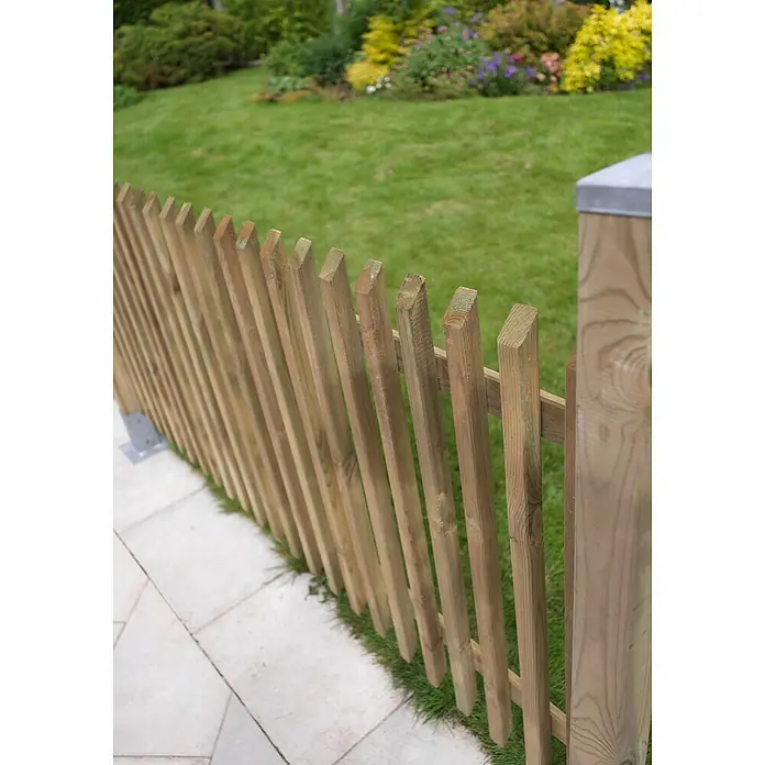 Cerland Valla de madera Pikasso - Natural, An x Al: 1,8 x 0,8 m - Primer plano de una valla de jardín de madera con listones angulares y un poste resistente, que encierra un jardín con una vegetación exuberante.