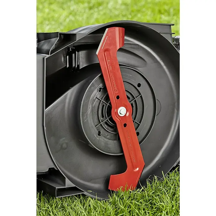 Gardena Elektro-Rasenmäher PowerMax 1800/42 - Leistung: 1.800 W, Schnittbreite: 42 cm - Nahaufnahme des scharfen, roten Messers eines Rasenmähers, das für einen präzisen Schnitt in jedem Garten sorgt.