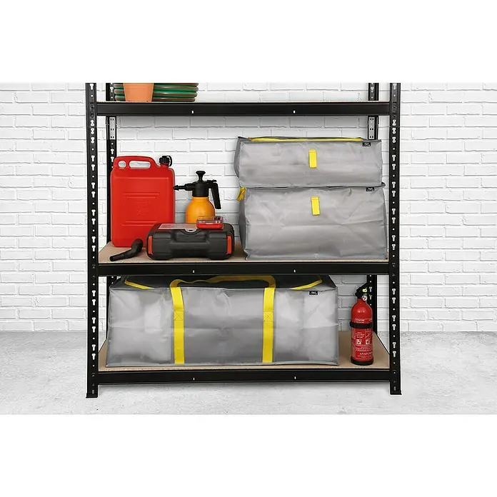Aufbewahrungstasche Taurus - L x B x H: 45 x 55 x 30 cm, 70 l, Kunststoff - Eine Aufnahme von einem Regal mit verschiedenen Gegenständen, darunter Aufbewahrungsboxen, eine Gießkanne und ein Feuerlöscher.